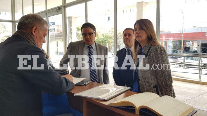 Los apoderados legales por el Frente Cívico al momento de cumplir con la normativa electoral