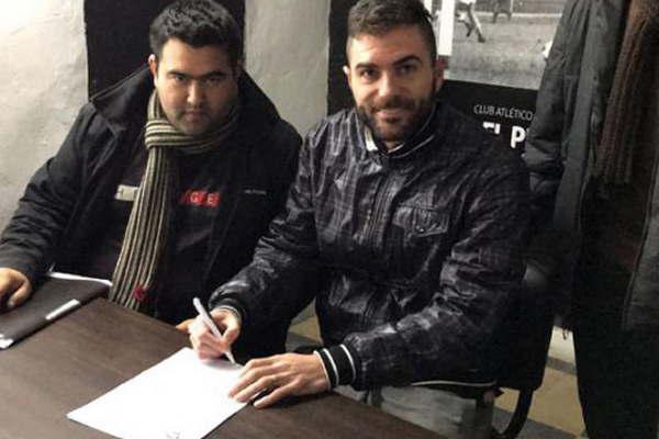 El arquero Maximiliano Cavallotti firmoacute su contrato en el Ferro