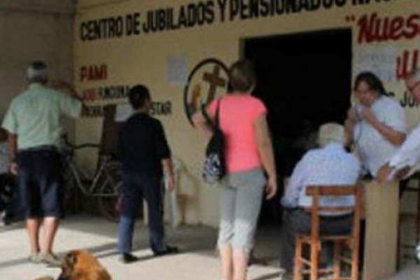 Hoy y mantildeana continuaraacute la entrega de bolsones a jubilados y pensionados