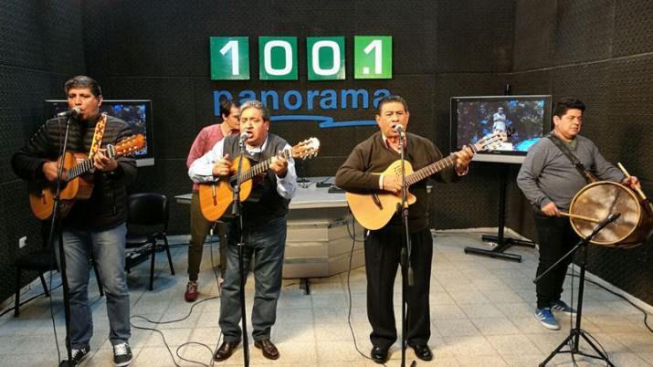 Video  Los Manseros Santiaguentildeos realizaron un acuacutestico en Radio Panorama