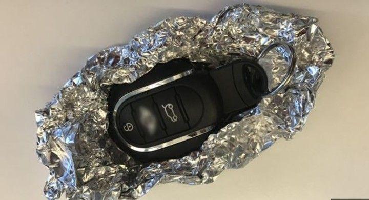 Envuelven las llaves de autos con papel aluminio para evitar robos