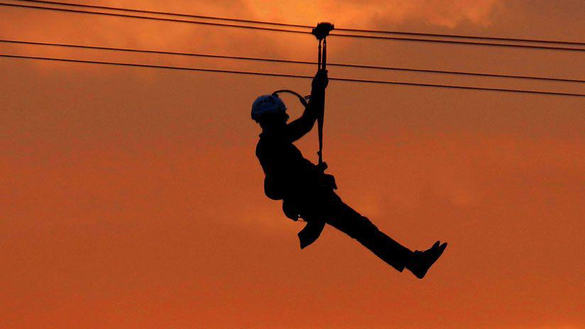 Padre e hijo quedaron atascados en una tirolesa sobre un estanque lleno de cocodrilos