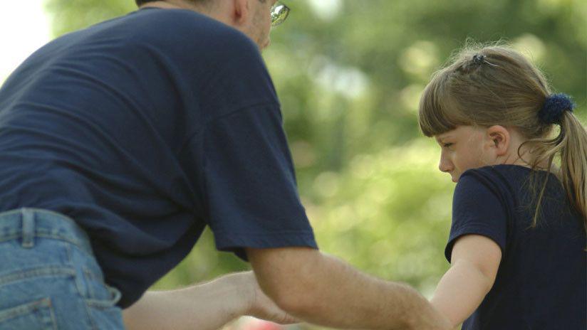 Video aterrador- Un hombre secuestroacute a una nintildea en una calle ofrecieacutendole golosinas