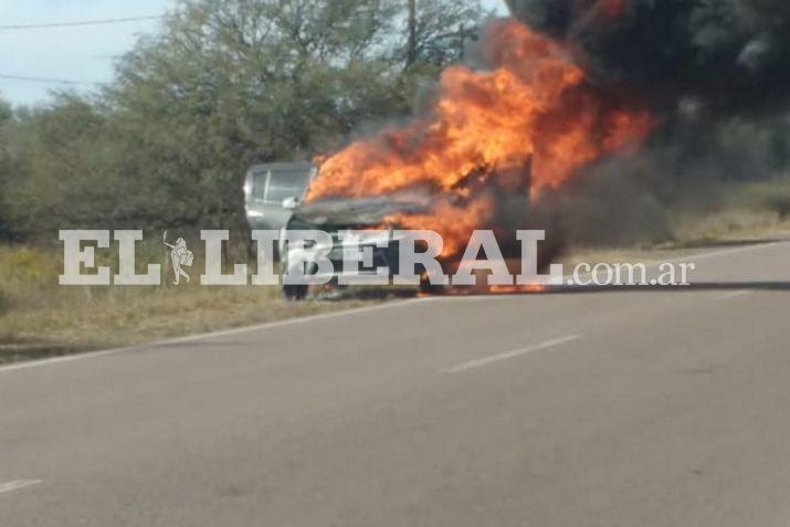 El incendio sorprendió al chofer mientras circulaba por la ruta provincial N 333