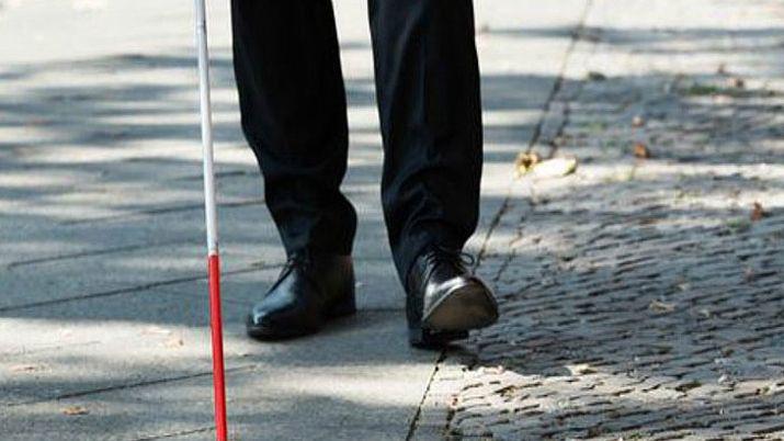 Pidioacute permiso a un no vidente para pasar al bantildeo y le roboacute