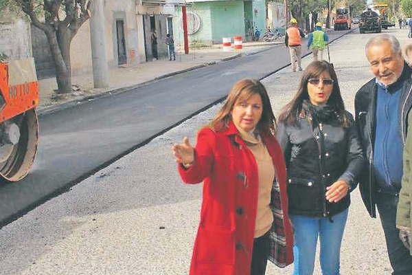 La intendente Fuentes recorrioacute el reencarpetado de calles en la zona norte de la Capital 