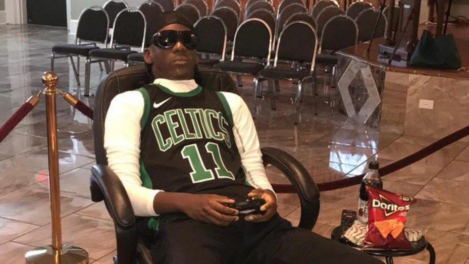 Insoacutelito- Luego de su muerte fue embalsamado jugando videojuegos