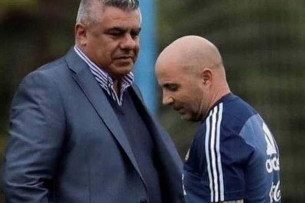 El técnico de la selección argentina se reune con Chiqui Tapia para evaluar una situación que parece insostenible  
