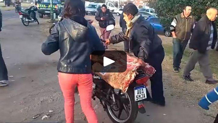 Volcoacute un camioacuten con medias reses y lo saquearon