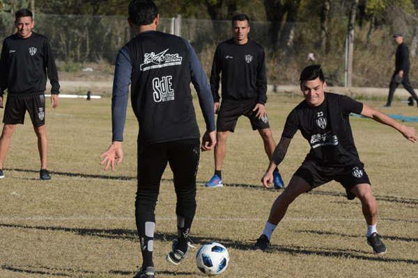 Coleoni perfila el equipo para el duelo ante Veacutelez 