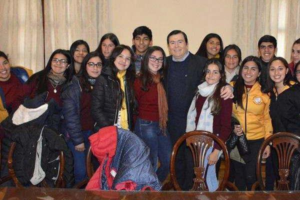 El gobernador recibioacute  la visita de alumnos de Antildeatuya y de Herrera