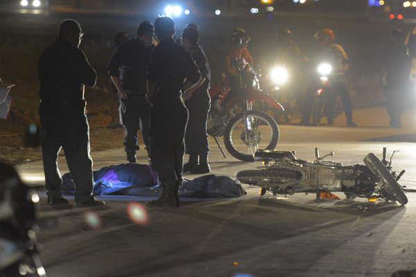 Camioacuten chocoacute y matoacute a menor de 13 antildeos en una motocicleta conducida por su hermano de 17