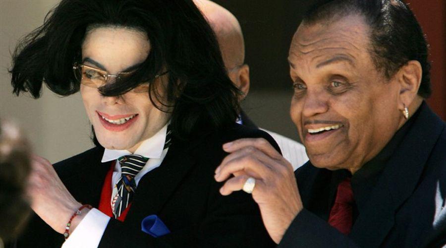 Acusan al padre de Michael Jackson de haber ordenado su castracioacuten quiacutemica