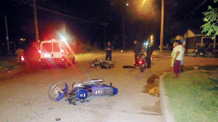 Un adolescente lucha por su vida tras choque frontal de motos