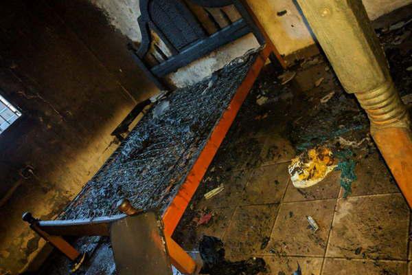 Incendio devoroacute una habitacioacuten e investigan si fue intencional