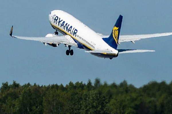 Treinta y tres heridos ante la peacuterdida de presioacuten en un avioacuten de la empresa Ryanair 