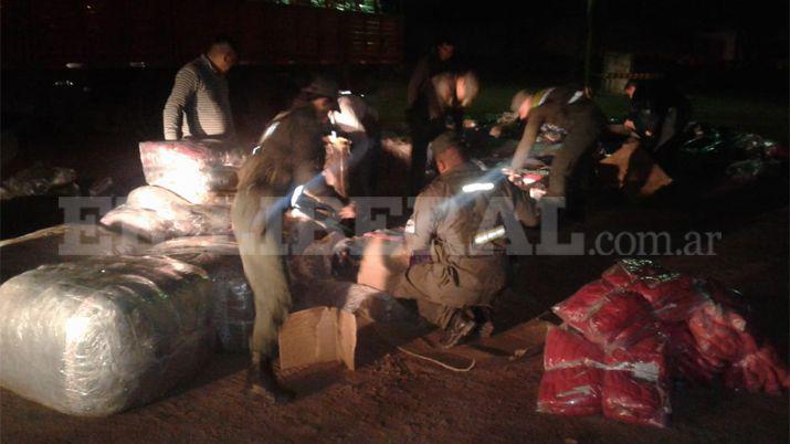 Transportaba azcar pero en el medio de la carga llevaba mercadería ilegal