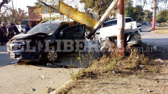 Un choque entre dos camionetas dejoacute dantildeos materiales