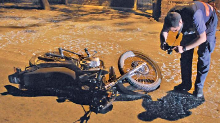 Joven motociclista perdioacute la vida al estrellarse contra un poste