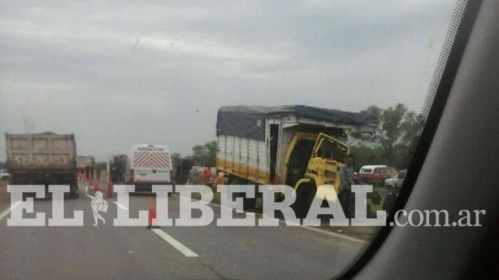 Roce de dos camiones causoacute interrupcioacuten del traacutensito