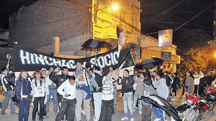 Central Coacuterdoba - Veacutelez con el apoyo de maacutes de 1000 santiaguentildeos