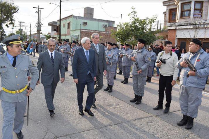 Las autoridades oficiales pasan revista a la formación del Servicio Penitenciario