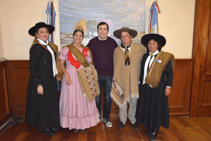 Integrantes de la asociación civil La Gauchita y la Paisana Nacional visitaron al Gobernador