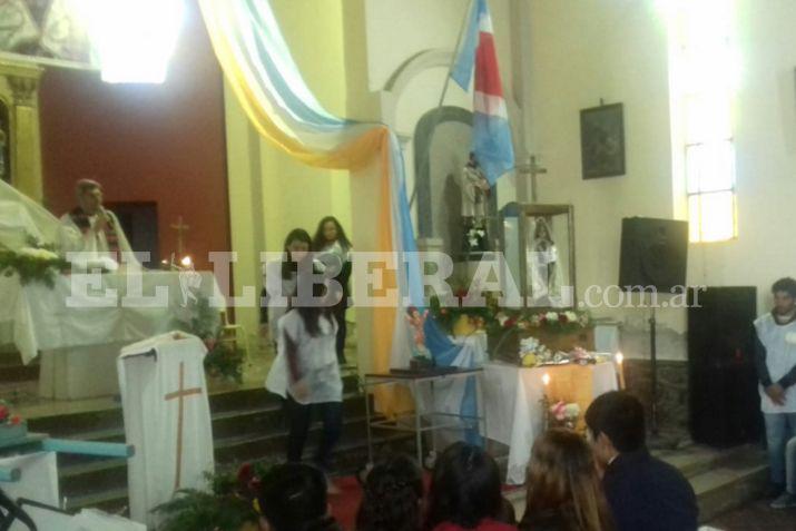 La comunidad católica de Villa La Punta le rinde devoción a la Virgen del Carmen