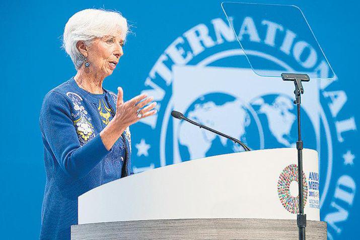 El Fondo Monetario Internacional (FMI) ajustó el lunes a la baja su pronóstico de crecimiento económico para América Latina