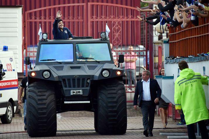 Diego Armando Maradona fue recibido con todos los honores al llegar a su nuevo club