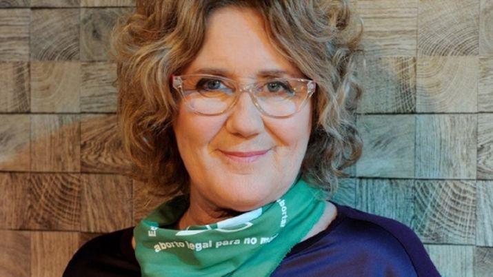 VIDEO Veroacutenica Llinaacutes le pide a las mujeres que cierren las piernas