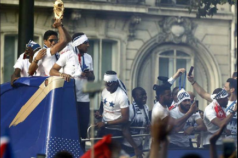 Francia recibioacute con honores al campeoacuten
