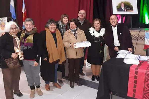 Donan libros de la coleccioacuten del Prof Domingo Bravo a bibliotecas escolares