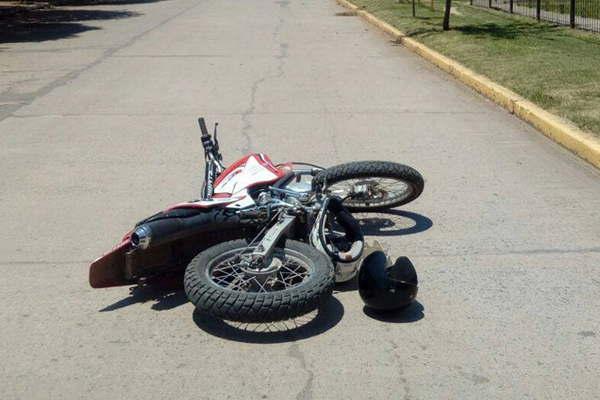 Tres lesionados en un choque entre auto y moto