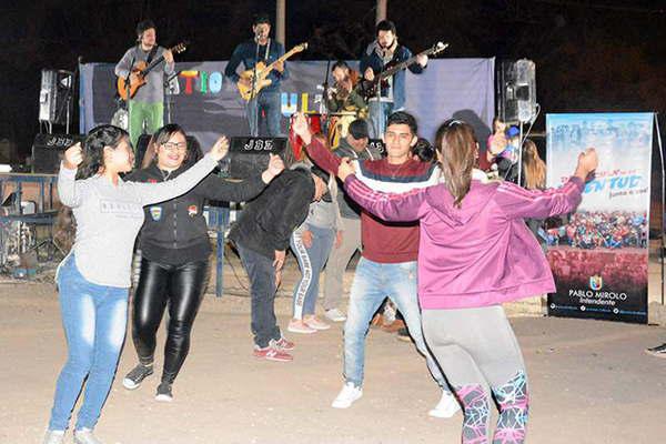 Los vecinos disfrutaron de buena muacutesica danzas productos regionales y artesaniacuteas el fin de semana