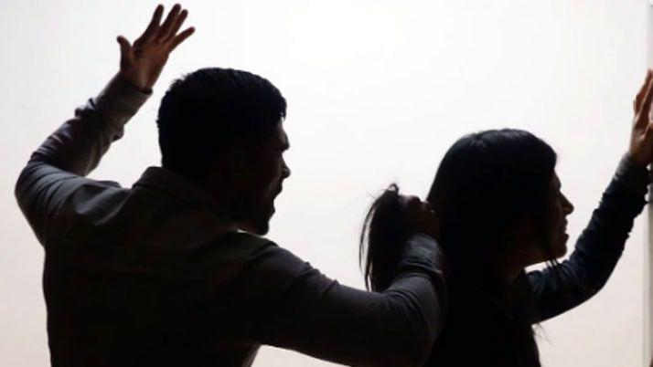 Apaleoacute a su esposa por haber salido a desayunar con sus hijos