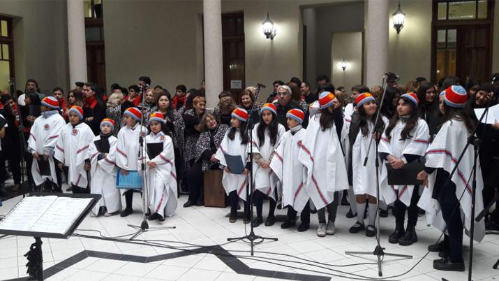 El VI Encuentro Coral Itinerante en la Municipalidad y el Mercado