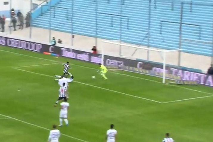 Renzo Pérez abrió el marcador en la cancha de Temperley para el representante de Santiago del Estero