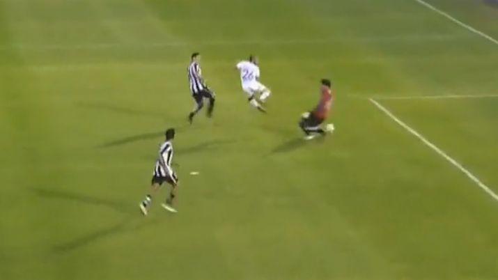 VIDEO  El error de Taborda en el empate de Veacutelez