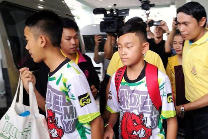Los chicos rescatados de una cueva en Tailandia recibieron el alta y salieron del hospital