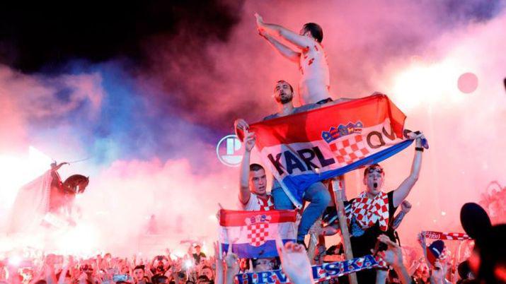 VIDEO  Croacia recibioacute a sus jugadores al ritmo de La Mosca