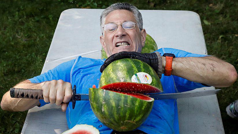 Insoacutelito- Corta 26 sandiacuteas sobre su propio vientre con una katana