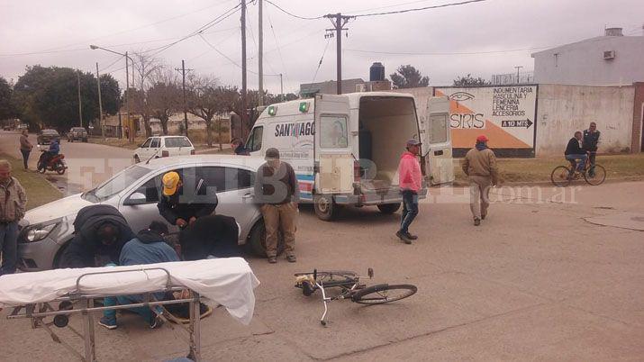 Una ciclista terminoacute en el hospital tras ser embestida por un auto
