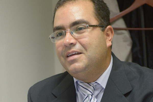 Con ayuda de su padre atacoacute a golpes a su pareja y a su hijo de 9 meses