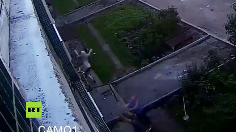 Dos obreros salvan a un bebeacute que cae desde una ventana