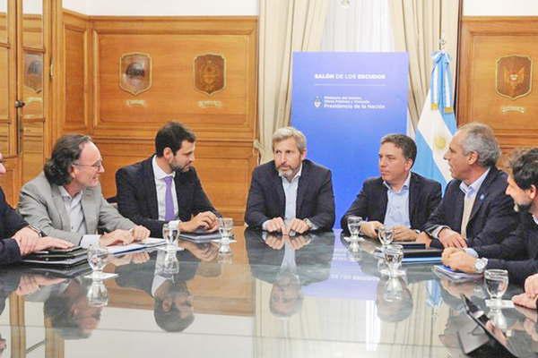 La Nacioacuten recortaraacute a Santiago  5 mil millones para cumplir con las exigencias del FMI