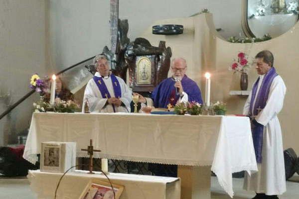 Bokalic oficioacute una misa por Felipe Jaime