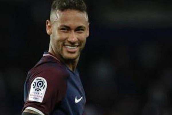 Neymar confirmoacute que seguiraacute ligado al Pariacutes Saint Germain
