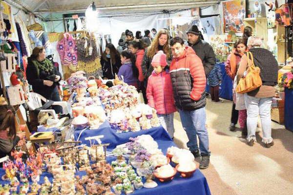 La Feria Artesanal continuacutea daacutendole el marco festivo al aniversario de la ciudad