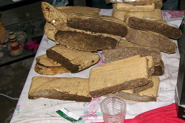 Padre de policiacutea y un portentildeo trasladaban 3 kg de marihuana 